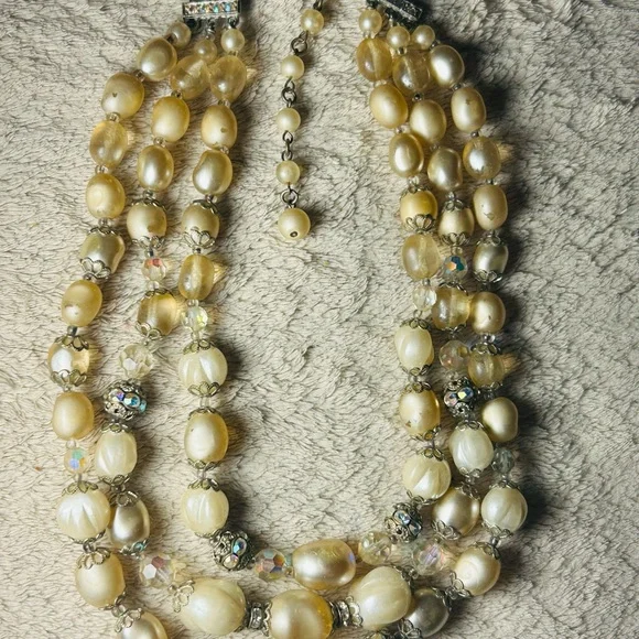 Vintage Faux Pearl and bead Necklace
Hollywood Stylish - Picture 2 of 6